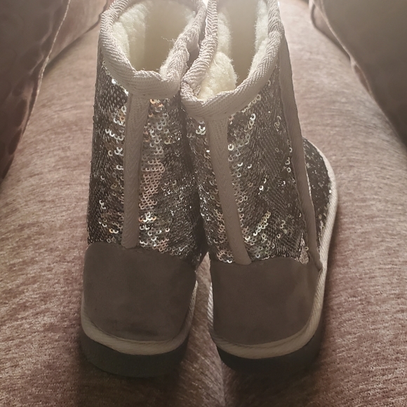 Boots - Picture 3 of 8